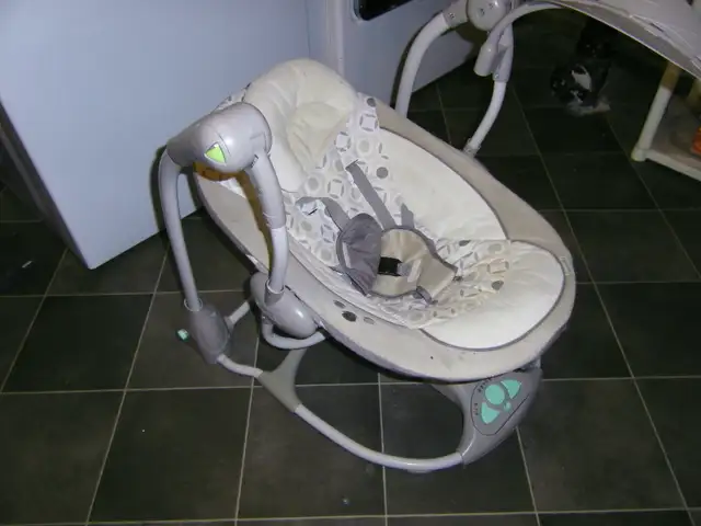 Baby rocker, automatic. in Playpens, Swings & Saucers in Markham / York Region - Image 3