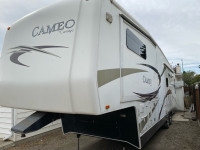 2011 Cameo 37 foot 5th wheel trailer