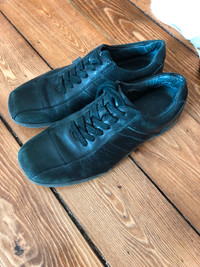 Souliers en cuir école (semelle anti-marques). Taille 10 homme