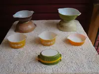 Selection of Vintage Pyrex Bowls,Etc