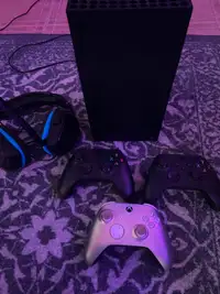 Xbox series x, 3 controllers and headset included