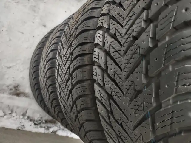 4 pneus hiver Nokian Hakkapeliitta10 255-60R18 comme neufs in Other in Laval / North Shore - Image 3