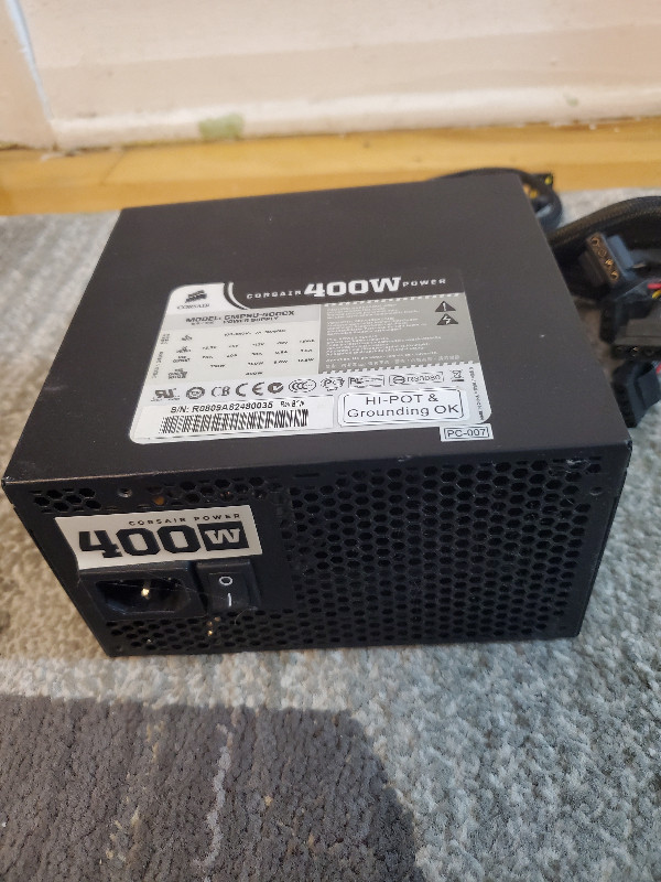 CORSAIR  POWER SUPPLY/2x 4 pin400 WAT dans Composants de système  à Ville de Montréal