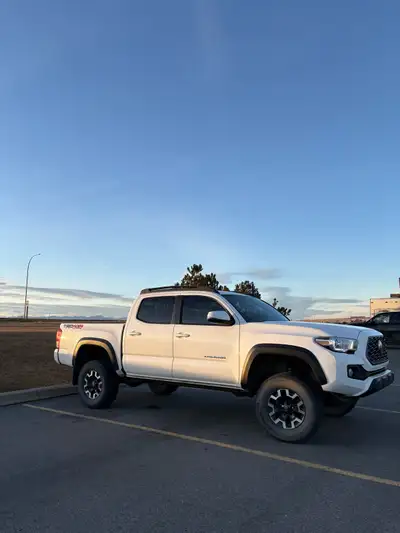 Selling my 2017 Toyota Tacoma. Been great for me just needing a bigger vehicle. 218k Located in Pinc...