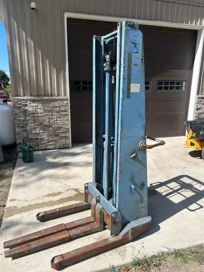This Clark Blue Giant electric lift is a reliable, pre-owned material handling solution perfect for...