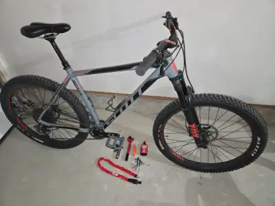 Xl Scott scale bike comes with all accessories. $900 cash.