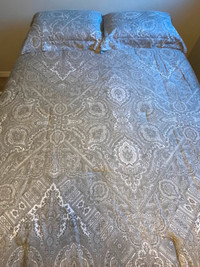 Queen Size Comforter and Pillow Shams