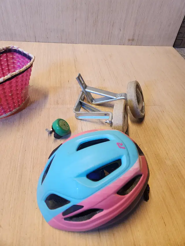 Girl's Training Bike and accessories in Kids in Ottawa - Image 4