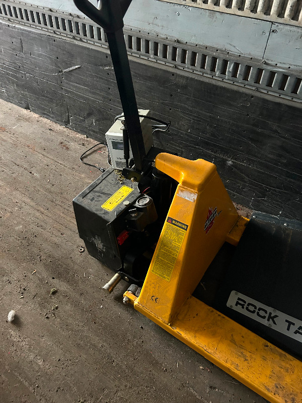 Electric lift pallet jack in Power Tools in Sault Ste. Marie