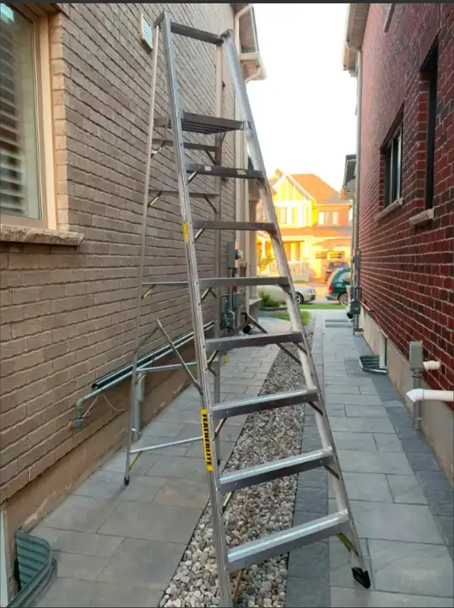 Ladder with Platform in Ladders & Scaffolding in Oakville / Halton Region - Image 2