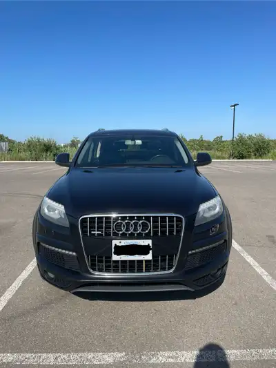 Audi Q7 2010 202,000 km No accidents Alloy wheels Backup camera Automatic transmission Selling it as...