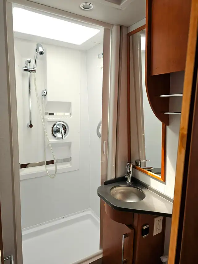 VR  (Motorisé) classe B+ 2019 31 000 Km - Leisure Travel Unity in RVs & Motorhomes in Sherbrooke - Image 7