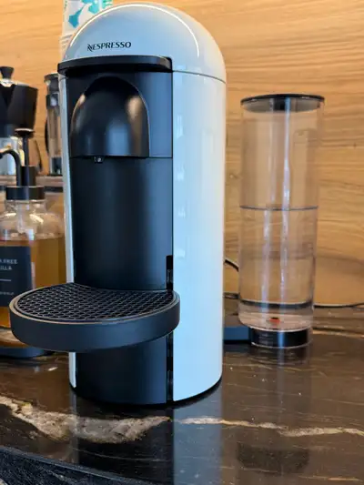 This pre-owned Nespresso Vertuo Next coffee machine in sleek white is in good working condition, rea...