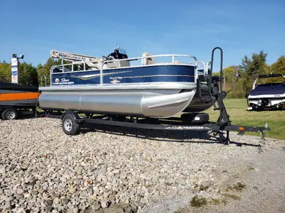 • 2023 Sun Tracker Bass Buggy DLX Engine Mercury 75 ELPT 4 Stroke - motor has 39 hours usage • Track...