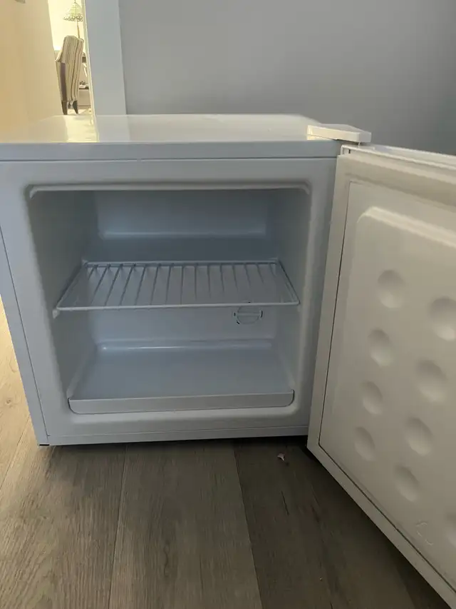 Apartment sized freezer (like new) in Freezers in Cornwall - Image 2