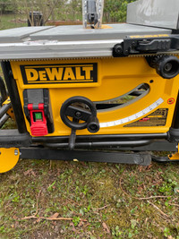 DEWALT 15 amp Corded 10-inch Portable Table Saw with Rolling Sta