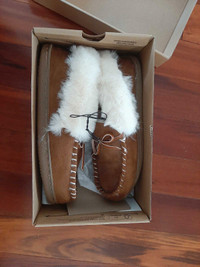 UGG kids Dakota size 4