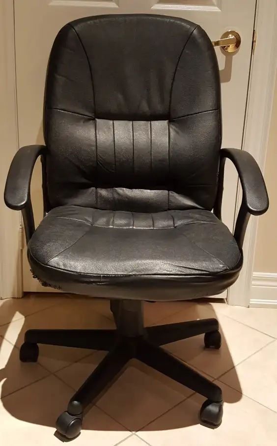 Office Chair - Leather in Chairs & Recliners in Mississauga / Peel Region - Image 2