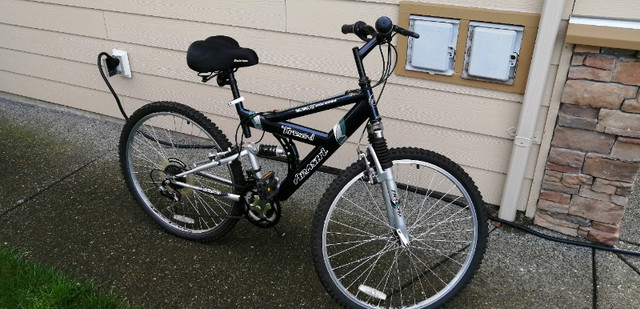 Bicycle in Road in Comox / Courtenay / Cumberland - Image 2