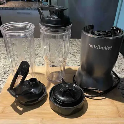 Nutribullet en excellent état, couleur anthracite, vendu avec tous ses accessoires. Ce qui est inclu...