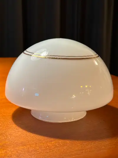 Dimensions: Diamètre: 7", Hauteur: 5", ouverture: 3,5. Joli petit Globe demie-sphère, Vintage Rétro...