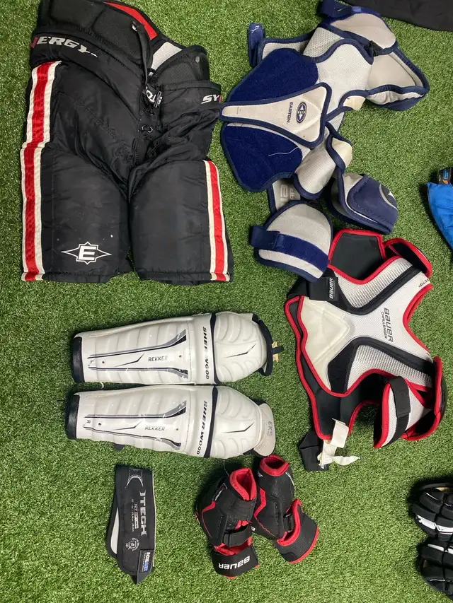youth hockey equipment in Hockey in St. Catharines - Image 6