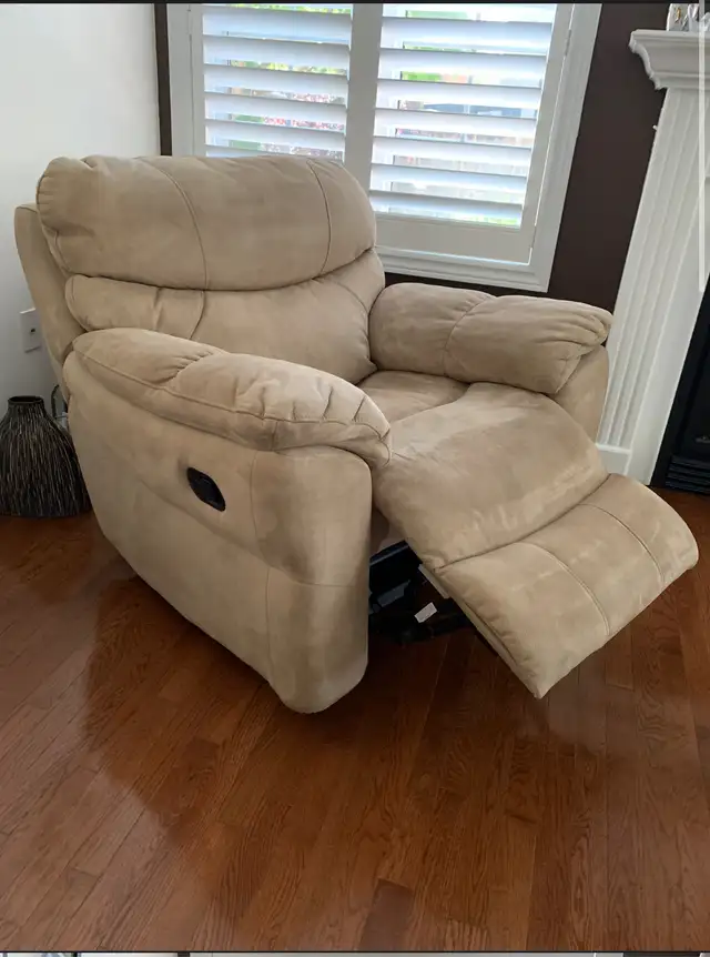 Recycling Sofa & 2 Recycling Chairs in Couches & Futons in Oshawa / Durham Region - Image 5