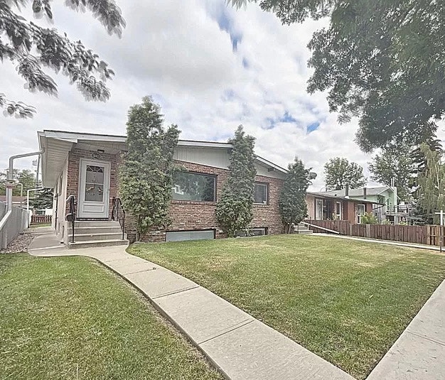 Spacious 3 bedroom ensuite laundry and secured single garage Long