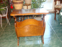 Table antique en bois, porte-revues