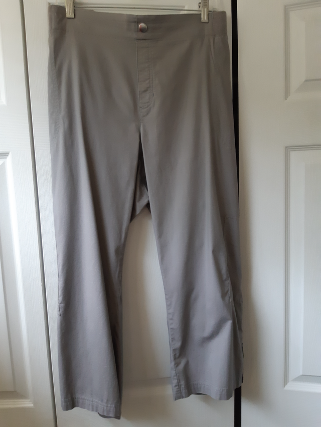 Rafaella capri pant - Size 20W in Women's - Bottoms in Ottawa - Image 2