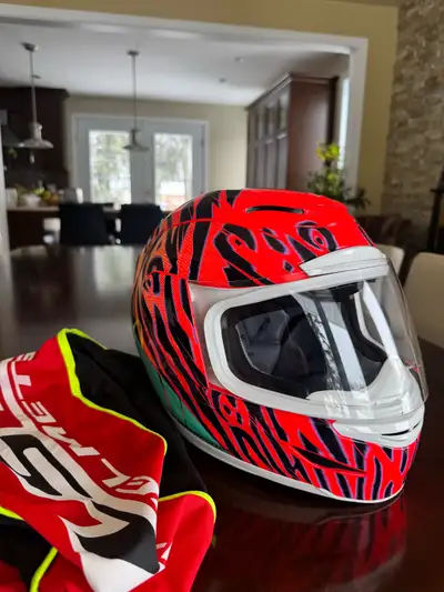 Ce casque de moto/scooter Airmada Wild Child en taille small (12-18 ans) est parfait pour assurer la...