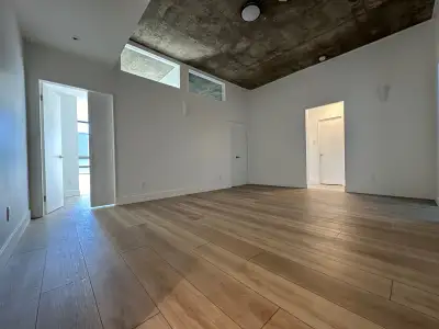 Shared 3-roommates 2+2BR/2BATH penthouse condo 1500 sq ft