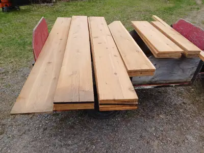 Grandes planches de cèdre rouge dans plusieurs dimensions. 1 x (104" x 11 1/2") 10 x (98"x11 3/4" à...