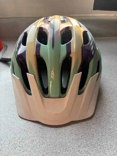 Je vends un casque de vélo de marque Oakly, parfait pour vos aventures à vélo! Ce casque de taille m...