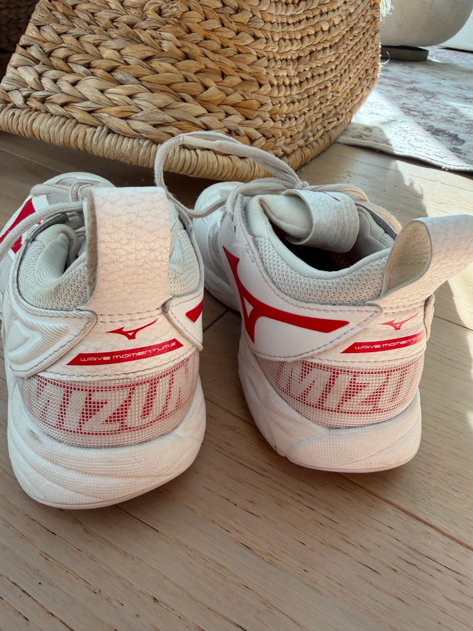 Mizuno, Mizuno Momentum 2.0 volleyball shoes, size 6.0 (runs a bit small