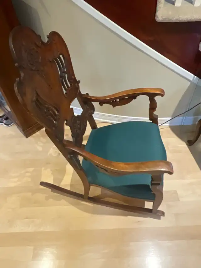 Carved wooden Rocking Chair in Chairs & Recliners in Ottawa - Image 4
