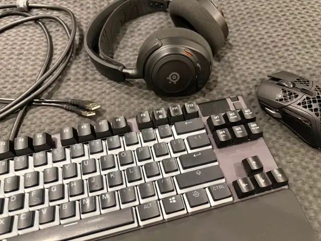 Steelseries keyboard, mouse, headset in Mice, Keyboards & Webcams in Ottawa - Image 2