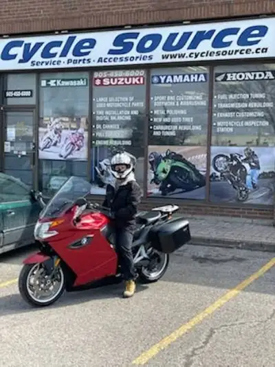 From my 2009 BMW K1300Gt (bike is sold). Saddlebags in very good condition. Were originally RED exte...