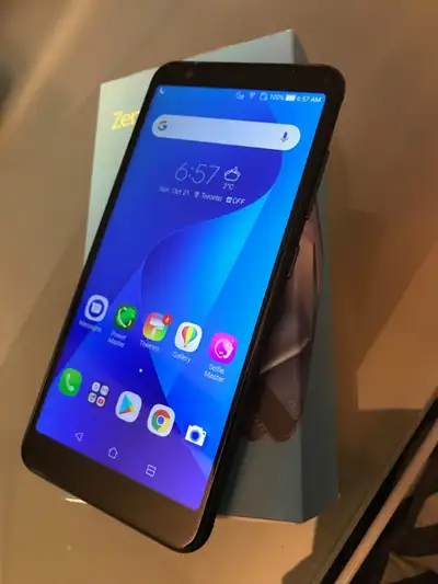 Like NEW, no scratches, 10/10 Mint condition; Unlock for working different carriers; Come with box,...