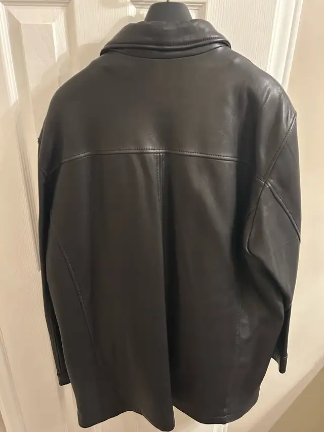 Danier Leather Jacket in Men's in Oakville / Halton Region - Image 4