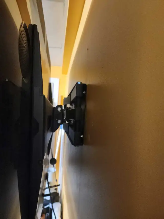 Samsung 52" 1080P HD LCD TV w/ Wall Mount in TVs in Edmonton - Image 6
