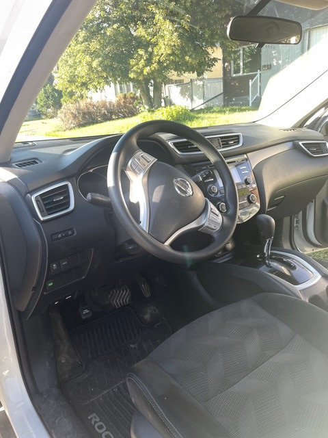 2016 Nissan Rogue-excellent condition in and out in Cars & Trucks in Lethbridge - Image 4