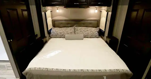 “REDUCED — 2018 Berkshire 39A — 52,000 km — in RVs & Motorhomes in Calgary - Image 12