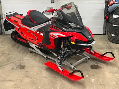 Lynx Rave 3500 RE 2022 2500mi Always garaged, mint shape, lady driven.
