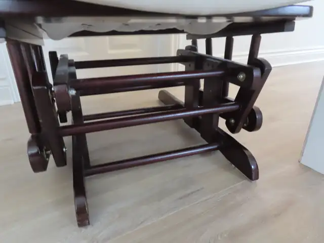 Glider rocker chair- great for soothing baby before bed! in Chairs & Recliners in Oakville / Halton Region - Image 4