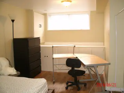 Female Student room - Walk to Algonquin (all inclusive)