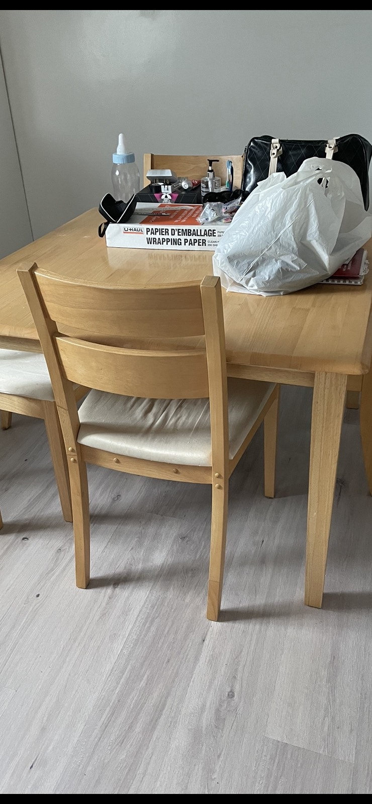 Table avec 4 chaise a donner 45’’X45’’ Free Stuff Gatineau Kijiji