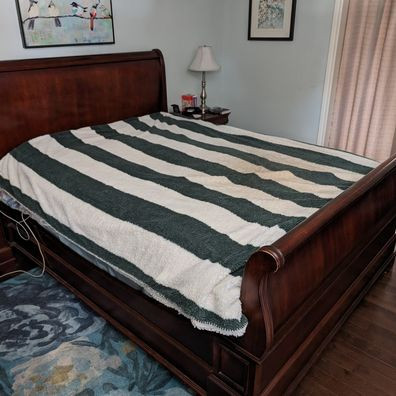 Queen Sleigh Bed frame for sale, with included box spring dans Lits et matelas  à Laval/Rive Nord - Image 4