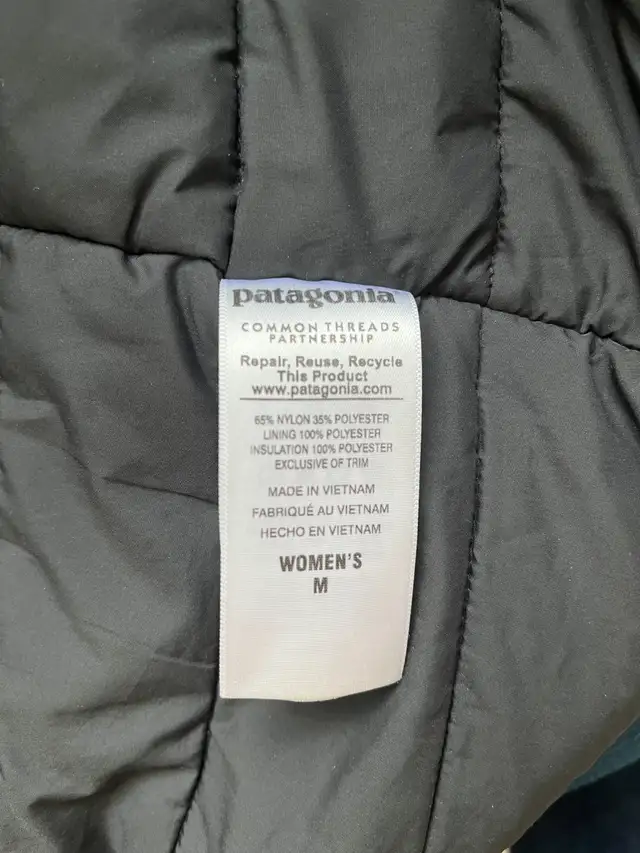 Patagonia Coat Jacket Parka for Women in Women's - Tops & Outerwear in Edmonton - Image 5