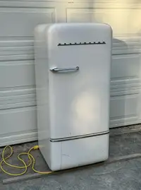 “Vintage Kelvinator Refrigerator, Model E122, Doesn’t Work” 